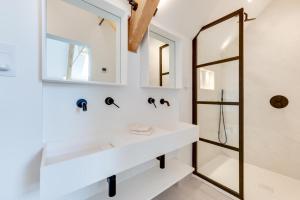 a bathroom with a sink and a mirror at 5 Bed in Croyde oc-croydb in Croyde +15 photos