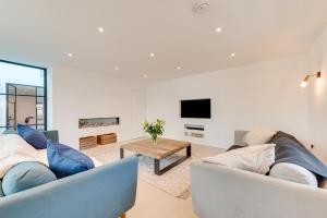 a living room with two couches and a table at 5 Bed in Croyde oc-croydb in Croyde