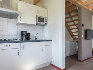 Köök või kööginurk majutusasutuses Comfortable cottage with WiFi at 50 m from the Oosterschelde