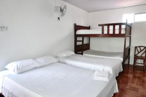 zwei Betten in einem Zimmer mit Etagenbett in der Unterkunft ECUADOR Hotel Pedernales MrRobert in Pedernales + 21 Fotos