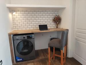 a laundry room with a table and a washing machine at Cocina Bajo las Estrellas in Martínez