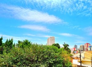 a city skyline with a blue sky and buildings at Aconchego e estilo, apto 2 quartos, próximo a USP in São Carlos