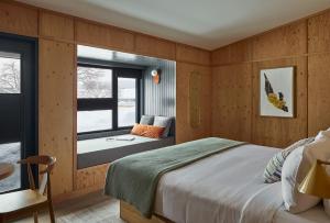 a bedroom with a large bed and a window at Balnea Hôtel - Anciennement Beatnik Hôtel in Bromont +52 photos