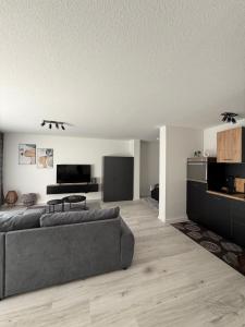 a living room with a couch and a tv at Ferienwohnung Evelina in Bad Neuenahr-Ahrweiler