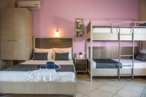 Posteľ alebo postele v izbe v ubytovaní Rodon Garden 2