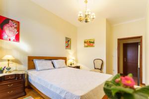 a bedroom with a bed and a chandelier at Casa Fermil do Lago in Veade +58 photos