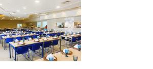 a dining room with blue tables and blue chairs at Apartamento em Olímpia in Olímpia