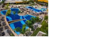an aerial view of a resort swimming pool at Apartamento em Olímpia in Olímpia