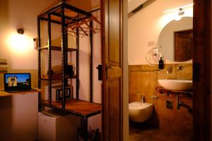 a bathroom with a sink and a mirror at La Maraviglia in Foligno