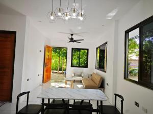 a dining room with a table and a ceiling fan at Seanna's Inn in San Juan