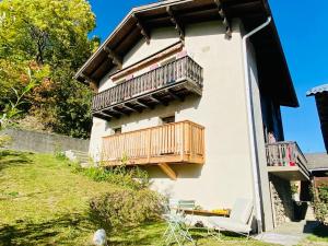 a building with a balcony on the side of it at Casa Castanea in Breiten