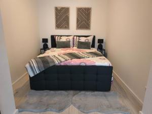 a bedroom with a large bed in a room at Ferienwohnung Evelina in Bad Neuenahr-Ahrweiler