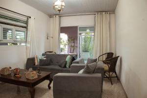 a living room with a couch and a table at Casa com Varanda, Quintal e Churrasqueira em Bonito PE in Bonito +23 photos