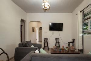 a living room with a couch and a table at Casa com Varanda, Quintal e Churrasqueira em Bonito PE in Bonito