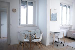 a dining room with a glass table and white chairs at Design Apartment - Solingen-Mitte - Balkon - BRIGHT Collection in Solingen