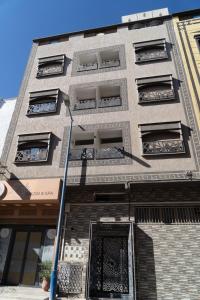 a tall building with many windows and a street light at Appartement lux dakhla in Dakhla