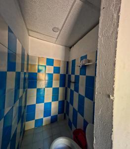 a bathroom with a blue and white tiled wall at Hostal Bahia Bocachica in Cartagena de Indias