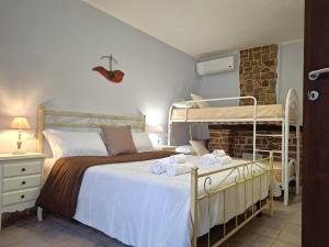 ein Schlafzimmer mit einem Bett und einem Etagenbett in der Unterkunft Agri Resort Masusa in Aquara + 220 Fotos