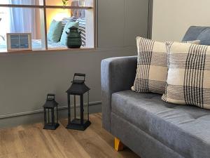 a living room with a couch and two end tables at Rosario SJ Loft Studio in Rosario