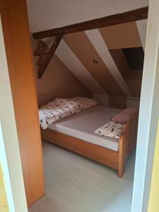 DobanovciにあるFlyの屋根裏部屋にあるベッド2台