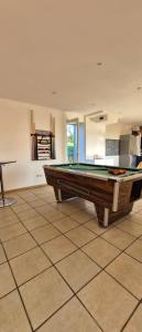 a large room with a pool table in it at Gîte Côte et Terre in Questrecques
