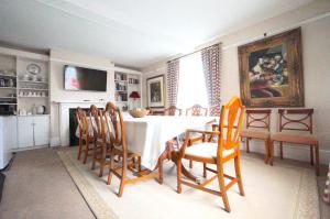 a dining room with a table and chairs at Colthrop Manor B&B in Thatcham