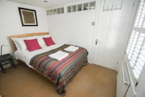 Кровать или кровати в номере Marine Gardens - Central - by Brighton Holiday Lets