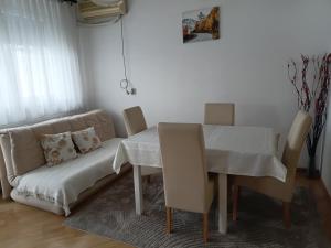 a living room with a couch and a table at Stan na dan MIKI M -TESLIC in Teslić