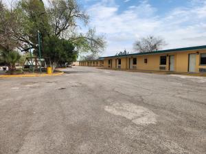 an empty parking lot in front of a building at Motel los Alpes in Ciudad Acuña