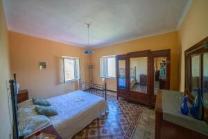 ein Schlafzimmer mit einem Bett und einem Spiegel in der Unterkunft CASA Melissa in Riccò del Golfo di Spezia