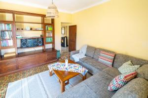 ein Wohnzimmer mit Sofa und Tisch in der Unterkunft CASA Melissa in Riccò del Golfo di Spezia