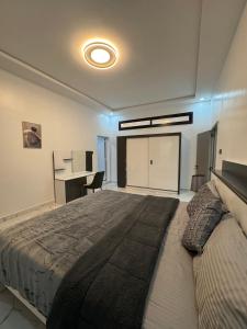 a bedroom with a large bed and a desk at Samaris Résidences in Nouakchott +35 photos