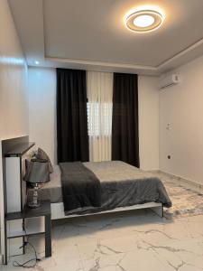 a bedroom with a bed and a window at Samaris Résidences in Nouakchott