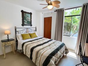 a bedroom with a bed and a window at Casa Cerezos in Ica