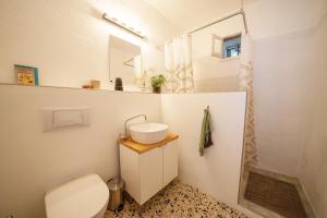 ein kleines Badezimmer mit Waschbecken und Toilette in der Unterkunft CASA Melissa in Riccò del Golfo di Spezia + 34 Fotos