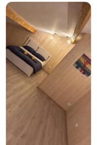 an overhead view of a bed in a room with wood floors at Grange de l'ancienne école avec Jacuzzi privé in Gérardmer