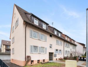 an apartment building with windows and a roof at LudwigsCozyEscape - Ruhiges Design-Apartment mit Balkon & Parkplatz, 4 Gäste, SmartTV in jedem Zimmer, Highspeed WLAN, Workspace, 24h Self Check-in in Ludwigsburg