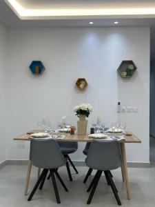 un tavolo da pranzo con sedie e bicchieri da vino di Confort et tranquilité a Abidjan