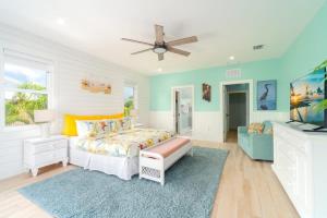 a bedroom with a bed and a ceiling fan at Reel Caribbean Getaway in Summerland Key