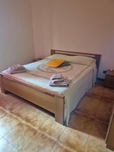 a bed in a bedroom with towels on it at Adelegigi in Cetara