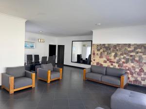 a waiting room with chairs and a mirror at Casa da Lua, com espaço gourmet no Lubango, Huila in Lubango