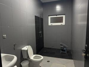 a bathroom with a toilet and a sink at Casa da Lua, com espaço gourmet no Lubango, Huila in Lubango +26 photos