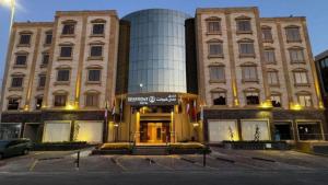 a building with a store in front of it at The Business Hotel By Seafront فندق ذا بيزنس in Jeddah
