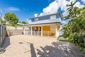 a house with a fence and a driveway at Kaz KOKOYE in Baie-Mahault
