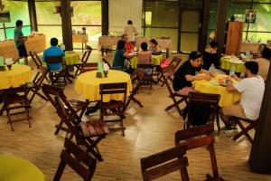 a group of people sitting at tables in a restaurant at Johmer EXPEDITION Lodge in Islas Tinicuro
