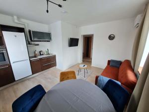 a living room with a couch and a kitchen at Kuressaare kesklinn, Turu Apartment in Kuressaare