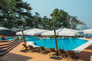 Radisson Blu M'Bamou Palace Hotel, Brazzaville tesisinde veya buraya yakın yüzme havuzu