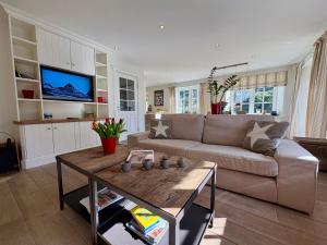 a living room with a couch and a table at Salig Hüs in Kampen