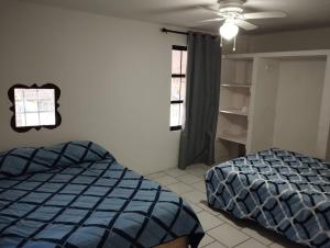 a bedroom with a bed and a ceiling fan at Cómodas Casas en el centro de Coatepec Veracruz in Coatepec