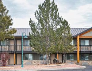 a building with a tree and a street light at Bryce View Lodge Part of the Ruby's Inn Resort in Bryce Canyon +19 photos